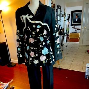 Exquisite silk Oscar de la Renta pant suit.